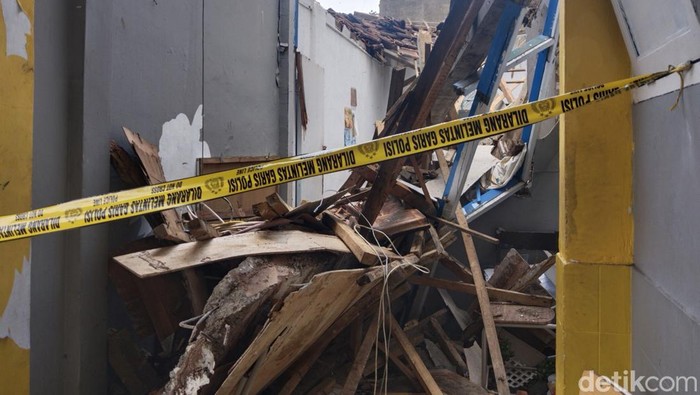 Bangunan sekolah di Bandung ambruk