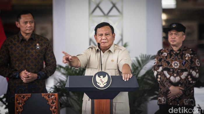 Presiden Prabowo Subianto didampingi Menteri Koordinator Bidang Infrastruktur dan Pembangunan Kewilayahan Agus Harimurti Yudhoyono (AHY), Menteri Perhubungan Dudy Purwagandhi, Menteri Sekretaris Negara Prasetyo Hadi, Sekretaris Kabinet Teddy Indra Wijaya, Gubernur DKI Jakarta Pramono Anung, Direktur Utama PT KAI Bobby Rasyidin meresmikan gedung Stasiun Tanah Abang Baru, Jakarta, Selasa (4/11/2025).