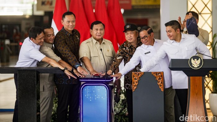 Presiden Prabowo Subianto didampingi Menteri Koordinator Bidang Infrastruktur dan Pembangunan Kewilayahan Agus Harimurti Yudhoyono (AHY), Menteri Perhubungan Dudy Purwagandhi, Menteri Sekretaris Negara Prasetyo Hadi, Sekretaris Kabinet Teddy Indra Wijaya, Gubernur DKI Jakarta Pramono Anung, Direktur Utama PT KAI Bobby Rasyidin meresmikan gedung Stasiun Tanah Abang Baru, Jakarta, Selasa (4/11/2025).