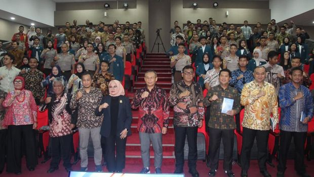 Bedah buku Manajemen Talenta Polri di ruang seminar Fiat Justitia, Gedung Samiaji, Undip, Semarang, Selasa (4/11/2025).