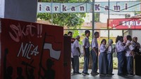 Sejumlah siswa penyandang disabilitas berbaris rapi saat antre untuk melakukan pendaftaran dalam proses pemilihan ketua dan wakil ketua OSIS dengan sistem Pemilihan Umum (Pemilu) di SLB Negeri Kota Semarang, Jawa Tengah, Selasa (4/11/2025). ANTARA FOTO/Makna Zaezar