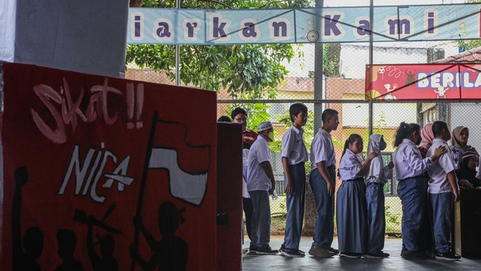 Sejumlah siswa penyandang disabilitas melakukan proses pencoblosan surat suara di dalam bilik suara dalam proses pemilihan ketua dan wakil ketua OSIS dengan sistem Pemilihan Umum (Pemilu) di SLB Negeri Kota Semarang, Jawa Tengah, Selasa (4/11/2025). Kegiatan yang diikuti sebanyak 260 siswa SMP dan SMA sekolah luar biasa tersebut diadakan pihak sekolah bertujuan untuk memberikan sarana edukasi mengenalkan kepada para pelajar berkebutuhan khusus tentang proses berdemokrasi dan kebebasan menyampaikan aspirasi melalui hak memilih pemimpin sekaligus mengenalkan pelaksanaan tahapan Pemilu. ANTARA FOTO/Makna Zaezar/tom/rwa.