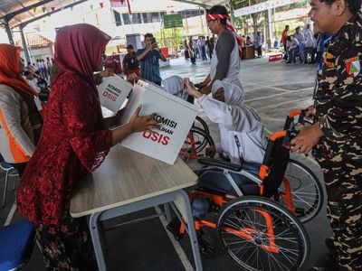 Belajar Demokrasi, Siswa Disabilitas SLB Semarang Ikut Pemilu OSIS