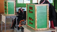 Kegiatan yang diikuti sebanyak 260 siswa SMP dan SMA sekolah luar biasa tersebut diadakan pihak sekolah bertujuan untuk memberikan sarana edukasi mengenalkan kepada para pelajar berkebutuhan khusus tentang proses berdemokrasi dan kebebasan menyampaikan aspirasi melalui hak memilih pemimpin sekaligus mengenalkan pelaksanaan tahapan Pemilu. ANTARA FOTO/Makna Zaezar