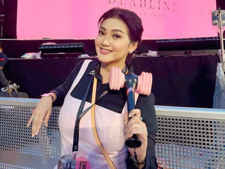 Pakai Jumpsuit Pink, Momen Bella Saphira Nonton BLACKPINK