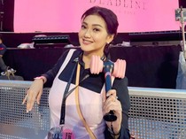 Pakai Jumpsuit Pink, Momen Bella Saphira Nonton BLACKPINK