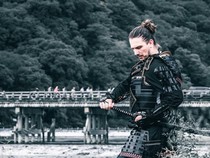 Berfoto dan Berperang Bak Samurai di Jepang