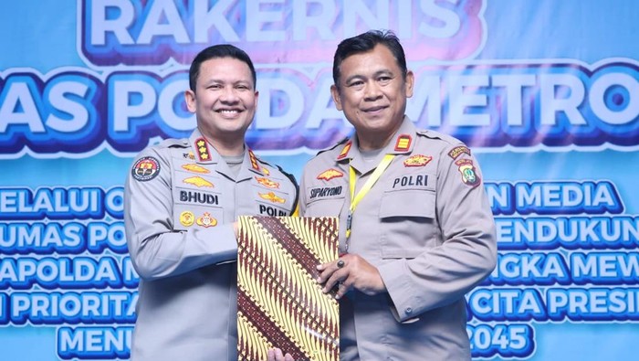 Bidhumas Polda Metro Jaya menggelar Rakernis 2025 di Balai Pertemuan Metro Jaya, Selasa (4/11/2025). Pada kesempatan itu, Kabid Humas Polda Metro Jaya Kombes Budi Hermanto menyerahkan penghargaan kepada personel humas polres yang berprestasi.