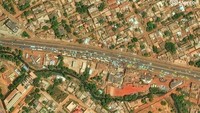Citra satelit memperlihatkan deretan mobil mengantre di pinggir jalan akibat krisis bahan bakar di Bamako, Mali. Vantor/Handout via REUTERS