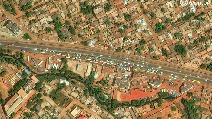 A satellite image shows cars queuing on the roadside, amid ongoing fuel shortages caused by a blockade imposed by al Qaeda-linked insurgents in early September, in Bamako, Mali October 28, 2025. Satellite image ©2025 Vantor/Handout via REUTERS    THIS IMAGE HAS BEEN SUPPLIED BY A THIRD PARTY. NO RESALES. NO ARCHIVES. MANDATORY CREDIT DO NOT OBSCURE LOGO