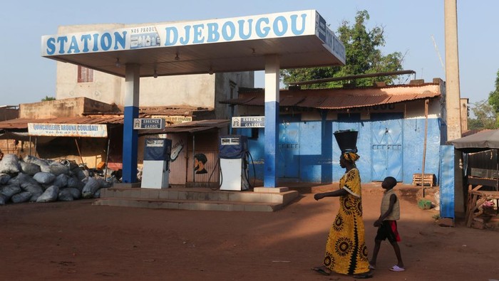 People gather at a petrol station in Bamako, Mali, November 1, 2025, amid ongoing fuel shortages caused by a blockade imposed by al Qaeda-linked insurgents in early September. REUTERS/Stringer
