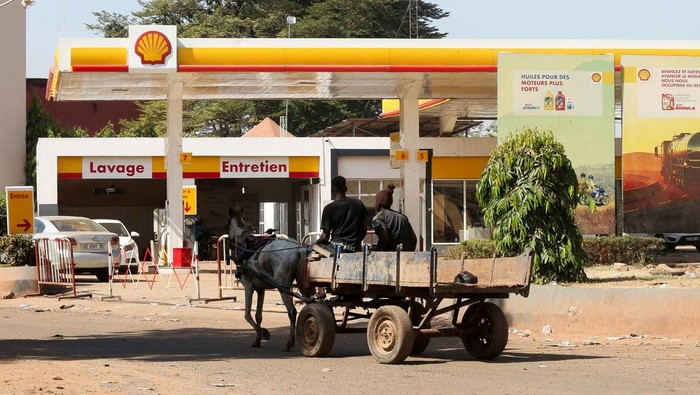 People gather at a petrol station in Bamako, Mali, November 1, 2025, amid ongoing fuel shortages caused by a blockade imposed by al Qaeda-linked insurgents in early September. REUTERS/Stringer