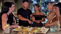 Kontennya yang dikelilingi wanita cantik saat berpesta juga punya penggemarnya sendiri. Makan malam di Bali, Bobby didampingi teman-temannya. Foto: Instagram/supercoolben