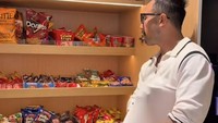 Selain menu makanan mewah, Bobby juga pernah memamerkan persediaan camilannya. Tak tanggung-tanggung, ada satu lemari penuh camilan yang disimpan Bobby. Foto: Instagram/supercoolben