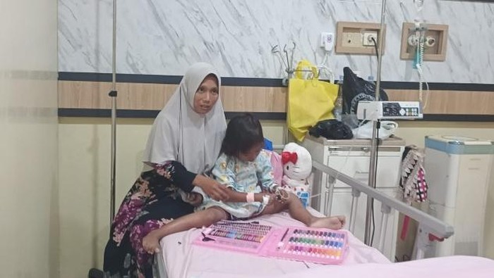 Fatiyah yang matanya lebam hingga kini masih menjalani perawatan di RS Bari, Palembang.