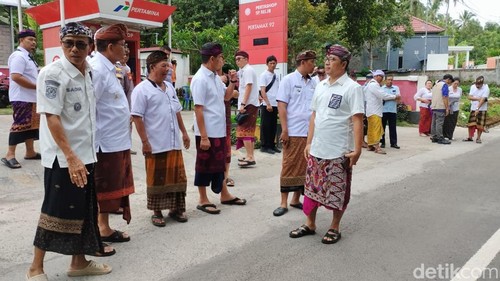 Bupati Buleleng Nyoman Sutjidra bersama Wakil Bupati Gede Supriatna meninjau langsung proses perbaikan jalan di Kubutambahan, Selasa (4/11/2025). (Foto: Made Wijaya Kusuma/detikBali)