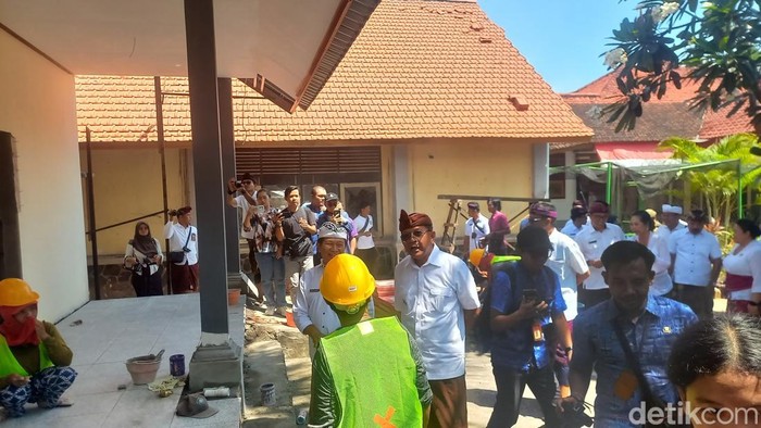 Bupati Buleleng Nyoman Sutjidra meninjau proyek rehabilitasi di SMPN 1 Kubutambahan, Selasa (4/11/2025). (Made Wijaya Kusuma)