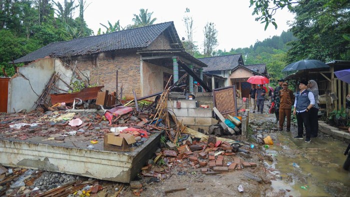 Bupati Trenggalek Imbau Warga Waspada, Lokasi Longsor Masih Rawan