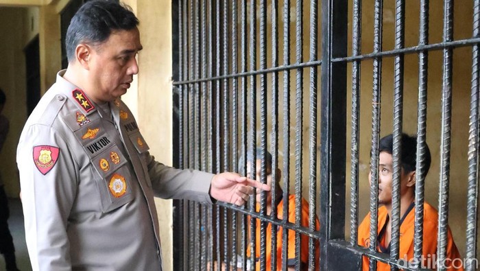 Kapolda Bangka Belitung Irjen Viktor T Sihombing  saat mengecek tahanan