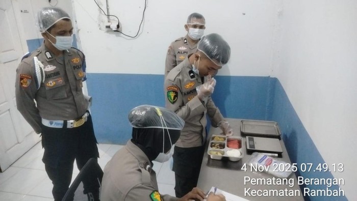 Dapur SPPG Polres Rohul lakukan uji organoleptik menu MBG, seluruhnya dinyatakan laik konsumsi.