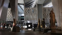 Pengunjung berjalan di aula utama Museum Agung Mesir yang menampilkan patung Firaun Ramses II, menjadi ikon baru warisan Mesir kuno. Foto: REUTERS/Amr Abdallah Dalsh