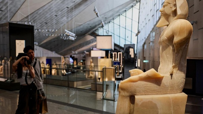 Tourists look at exhibits at the Grand Egyptian Museum (GEM), which is scheduled to officially open on November 1, 2025, following a partial opening last year, in Giza, Egypt, June 2, 2025. Egyptian officials hope the opening of the Grand Egyptian Museum will give a major boost to the tourism industry, providing an injection of foreign currency needed to keep the pound stable and ward off inflation. REUTERS/Amr Abdallah Dalsh