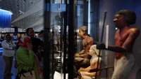 Pengunjun melihat koleksi museum. Tahun lalu, negara itu menarik 15,7 juta pengunjung yang menghabiskan rekor $15 miliar, menurut data resmi. Pariwisata telah anjlok ke titik terendah $3,8 miliar pada tahun 2015/2016, akibat gejolak politik yang berkepanjangan setelah pemberontakan Mesir tahun 2011. Foto: REUTERS/Amr Abdallah Dalsh