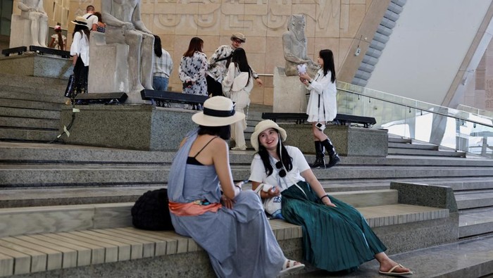 Tourists look at exhibits at the Grand Egyptian Museum (GEM), which is scheduled to officially open on November 1, 2025, following a partial opening last year, in Giza, Egypt, June 2, 2025. Egyptian officials hope the opening of the Grand Egyptian Museum will give a major boost to the tourism industry, providing an injection of foreign currency needed to keep the pound stable and ward off inflation. REUTERS/Amr Abdallah Dalsh