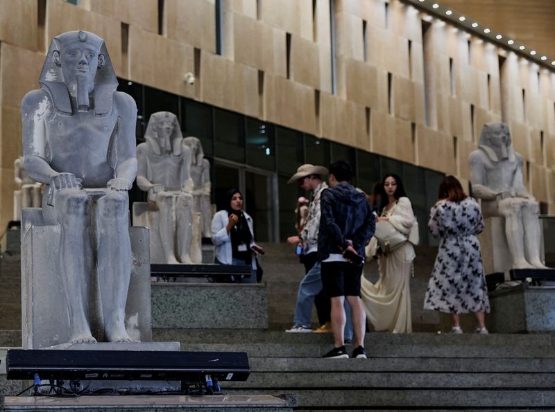 Dari Piramida ke Museum Agung, Mesir Bangkitkan Kembali Pesona Warisan Firaun Tourists look at exhibits at the Grand Egyptian Museum (GEM), which is scheduled to officially open on November 1, 2025, following a partial opening last year, in Giza, Egypt, June 2, 2025. Egyptian officials hope the opening of the Grand Egyptian Museum will give a major boost to the tourism industry, providing an injection of foreign currency needed to keep the pound stable and ward off inflation. REUTERS/Amr Abdallah Dalsh