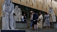Pemandu wisata Mesir berbicara dan menjelaskan sejarah pameran di Museum Agung Mesir (GEM), Giza, Mesir. Museum siap menyambut jutaan pengunjung usai pembukaan resminya pada Sabtu (1/11). Foto: REUTERS/Amr Abdallah Dalsh