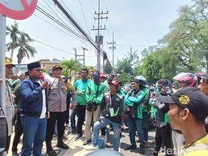 Ratusan Motor Brebet, Ojol Pasuruan Tuntut Ganti Rugi