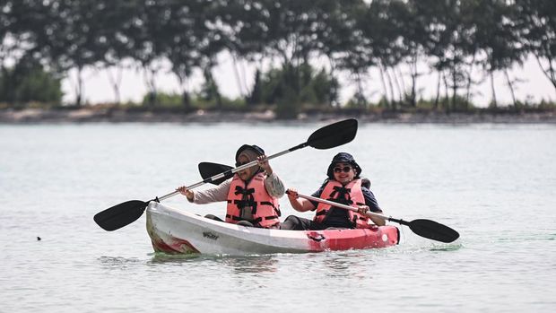 DKI Jakarta Bidik Investasi Rp14,3 Triliun di Sektor Pariwisata Tahun 2025 Wisatawan memberikan pakan hiu pari di Pulau Payung, Kepulauan Seribu, Jakarta, Selasa (4/11/2025). Berdasarkan data Kementerian Pariwisata, target investasi sektor pariwisata pada periode 2025-2029 menitikberatkan pada 10 destinasi pariwisata prioritas seperti di Provinsi DKI Jakarta yang ditargetkan dapat menarik investasi senilai Rp14,3 triliun pada 2025 dan mencapai Rp22 triliun pada 2029. ANTARA FOTO/Sulthony Hasanuddin