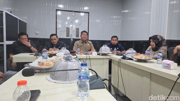 DPRD Parepare menggelar rapat koordinasi terkait interpelasi yang dihadiri Wali Kota Parepare Tasming Hamid. DPRD Parepare menggelar rapat koordinasi terkait interpelasi yang dihadiri Wali Kota Parepare Tasming Hamid.