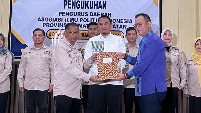 Ketua DPRD Sumsel Andie Dinialdie (tengah) saat pengukuhan AIPI Cabang Sumsel.