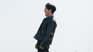 Pertemuannya dengan seorang perempuan bernama Go Da Rim (diperankan Ahn Eun Jin) bikin hidup Gong Ji Hyuk gonjang-ganjing. (Foto: dok. SBS)