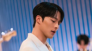 Gegara cinta, si bos yang karismatik ini nunjukkin pesona yang gak pernah dia tampilin sebelumnya. Semua akan terungkap di drakor Dynamite Kiss yang tayang di SBS mulai 12 November. (Foto: dok. SBS)