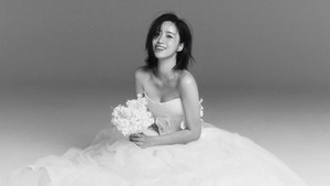 Dalam foto hitam-putih, kecantikan Eunjung tetap bisa memesona. (Foto: dok. Instagram @eunjung.hahm)