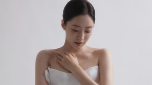 Beberapa gaun dipakai Eunjung buat foto pernikahannya. Di sini dia tampak mengenakan ball gown. (Foto: dok. Instagram @eunjung.hahm)