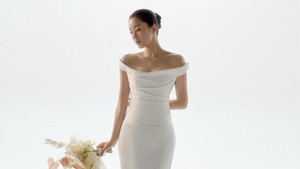 Sambil memegang bunga, Eunjung dipotret mengenakan trumpet gown. (Foto: dok. Instagram @eunjung.hahm)