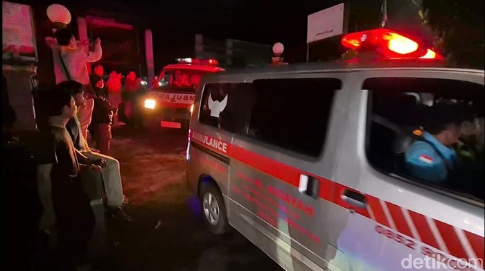 Tiga mahasiswa UIN Walisongo yang hanyut ditemukan tewas dievakuasi, Selasa (4/11/2025).