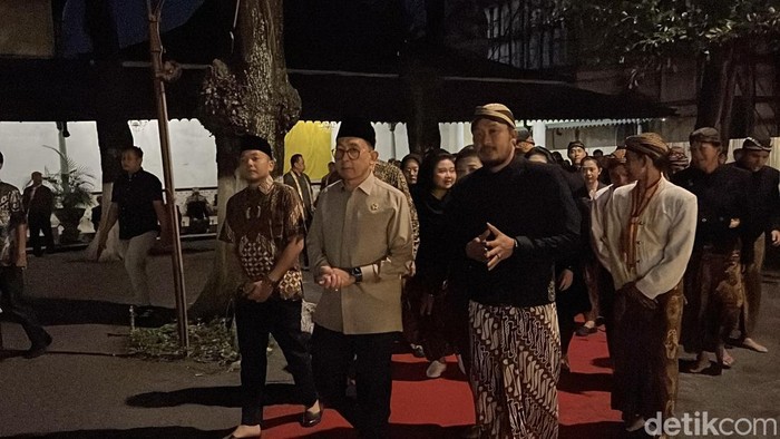 Menteri Kebudayaan, Fadli Zon melayat PB XIII di Keraton Kasunanan Solo, Selasa (4/11/2025).