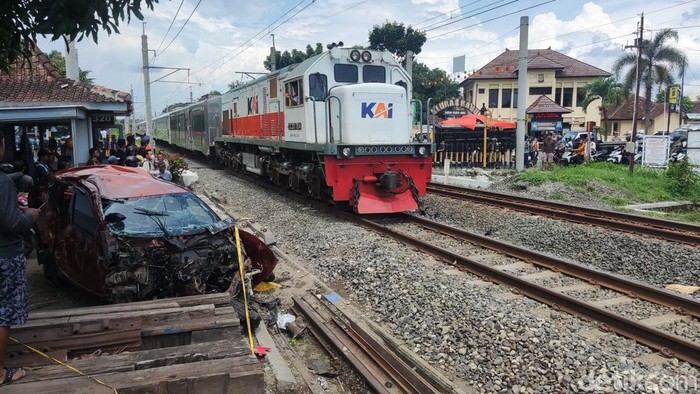 Foto kendaraan yang tertabrak kereta di Piyungan Sleman.