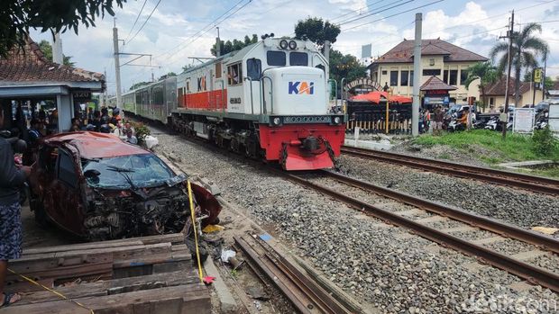 Foto kendaraan yang tertabrak kereta di Piyungan Sleman. Foto kendaraan yang tertabrak kereta di Piyungan Sleman.