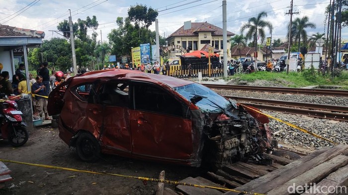 Foto kendaraan yang tertabrak kereta di Piyungan Sleman.