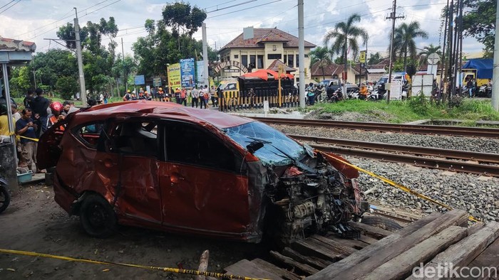 Foto kendaraan yang tertabrak kereta di Piyungan Sleman.