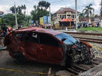 Laka Maut KA Bangunkarta Vs Mobil-Motor di Sleman, 3 Orang Tewas