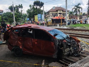 Polisi Selidiki Penyebab Kecelakaan Maut KA Vs Mobil-Motor di Sleman