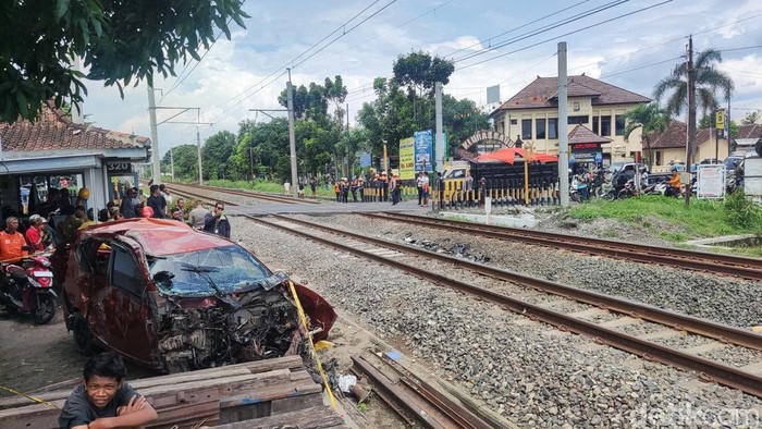 Foto kendaraan yang tertabrak kereta di Piyungan Sleman.