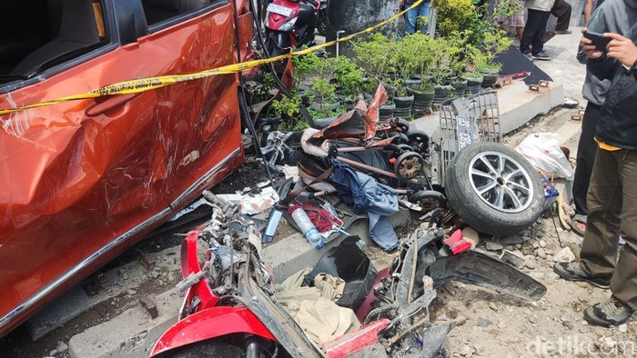 Foto kendaraan yang tertabrak kereta di Piyungan Sleman.