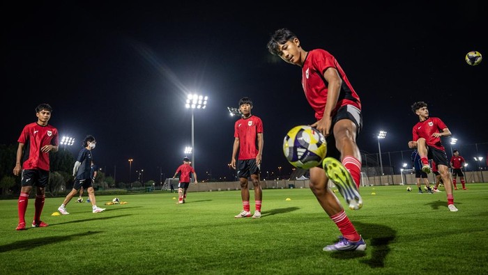 Sejumlah pesepak bola Timnas Indonesia U-17 mengikuti latihan resmi jelang laga Grup H Piala Dunia U-17 di Lapangan latihan Stadion Al Thumama, Doha, Qatar, Senin (3/11/2025). Latihan tersebut sebagai persiapan jelang pertandingan melawan Timnas Zambia U-17 pada Selasa (4/11) di Aspire Zone, Qatar. ANTARA FOTO/Bayu Pratama S/rwa.